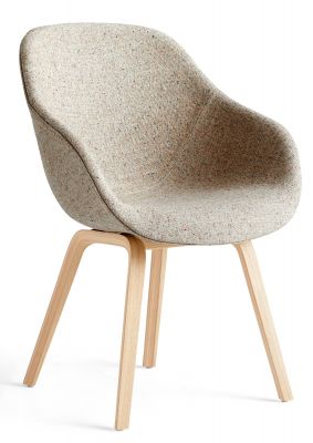 About a Chair AAC123 Stuhl von Hay mit Stoffbezug und Holzbeinen. Designstuhl.